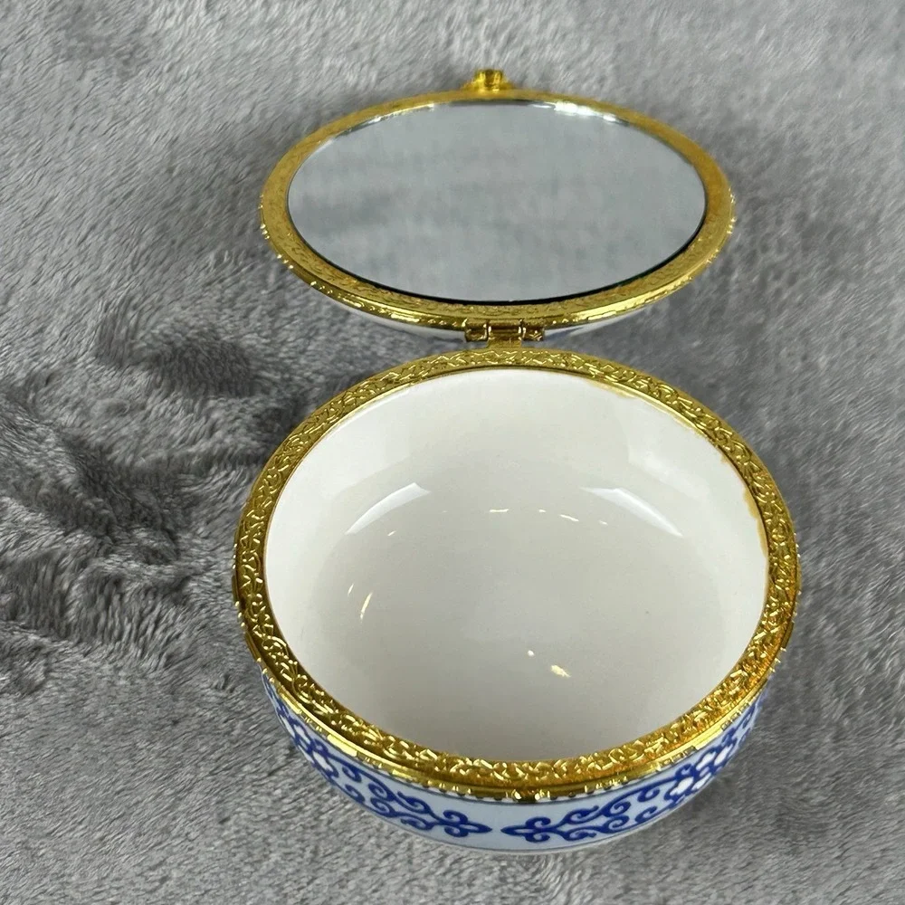 Vintage Blue & White Porcelain Footed Trinket Box Chinoiserie Vanity Accessory